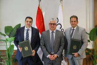 رئيس اقتصادية قناة السويس يشهد توقيع عقد مشروع... رئيس اقتصادية قناة السويس يشهد توقيع عقد مشروع شركة ”الأهرام للكيماويات” لإنتاج الفورمالدهيد