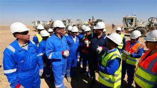 وزير البترول يتابع ميدانيًا انطلاق المسح السيزمي غرب... وزير البترول يتابع ميدانيًا انطلاق المسح السيزمي غرب أسيوط لجذب استثمارات جديدة في استكشاف البترول والغاز