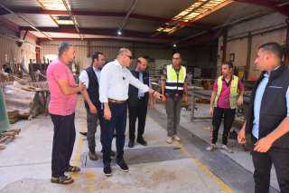 وزير العمل يبدأ جولات مفاجئة لمواقع الإنتاج لمتابعة... وزير العمل يبدأ جولات مفاجئة لمواقع الإنتاج لمتابعة تطبيق الحد الأدنى للأجور وعقود العمل والتأمين على العاملين