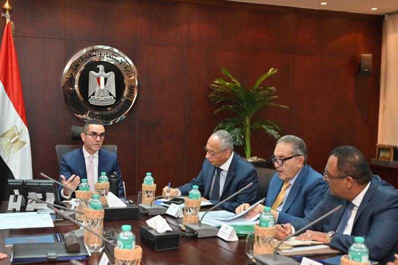 وزير الاستثمار يعقد لقاءً موسعًا مع رئيس الاتحاد العام للغرف التجارية ورؤساء عدد من الجهات المعنية.. تفاصيل