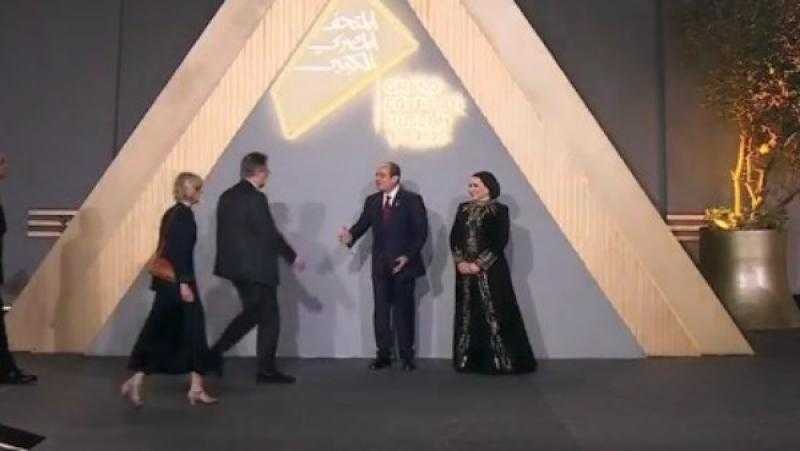 الرئيس السيسي والسيدة قرينته يلتقطان الصورة التذكارية داخل المتحف المصري الكبير