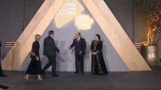 الرئيس السيسي والسيدة قرينته يلتقطان الصورة التذكارية داخل المتحف المصري الكبير