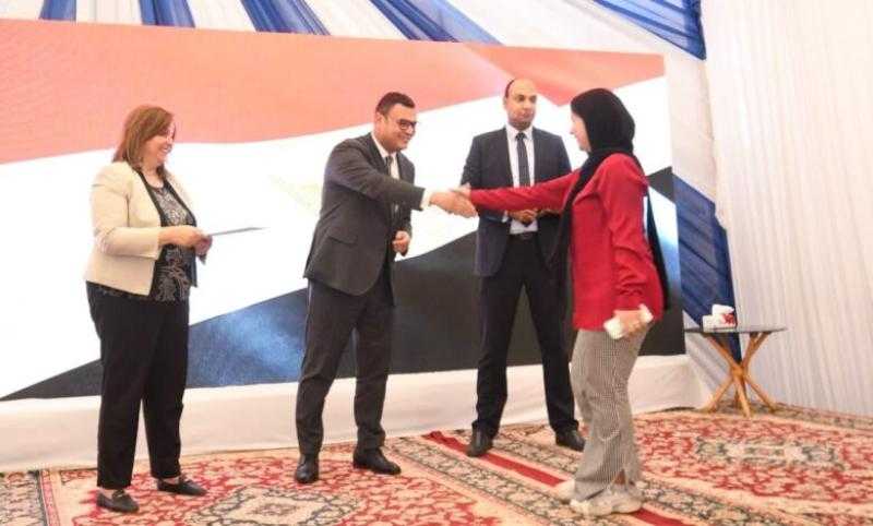 وزير الإسكان يُسلم عددًا من عقود وحدات المبادرة الرئاسية ”سكن لكل المصريين” بالإعلان الرابع عشر بحدائق أكتوبر