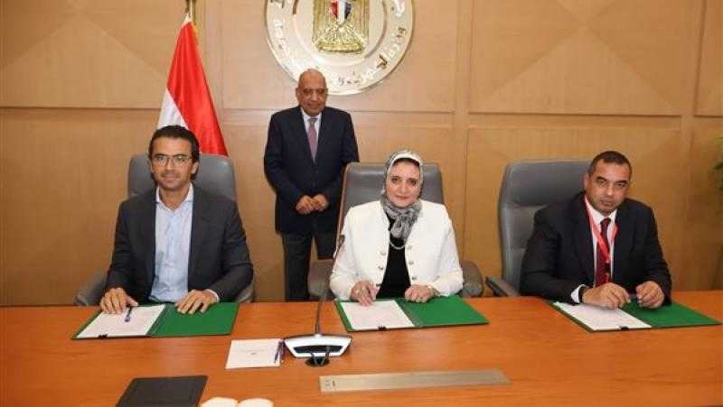 وزير الكهرباء يشهد مراسم توقيع الاتفاقيات المكملة لتنفيذ مشروعين إنتاج الكهرباء من الطاقة الشمسية