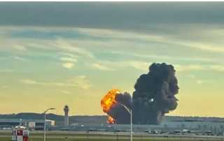 مصرع 3 أشخاص وإصابة 11 آخرين في تحطم طائرة شحن أمريكية