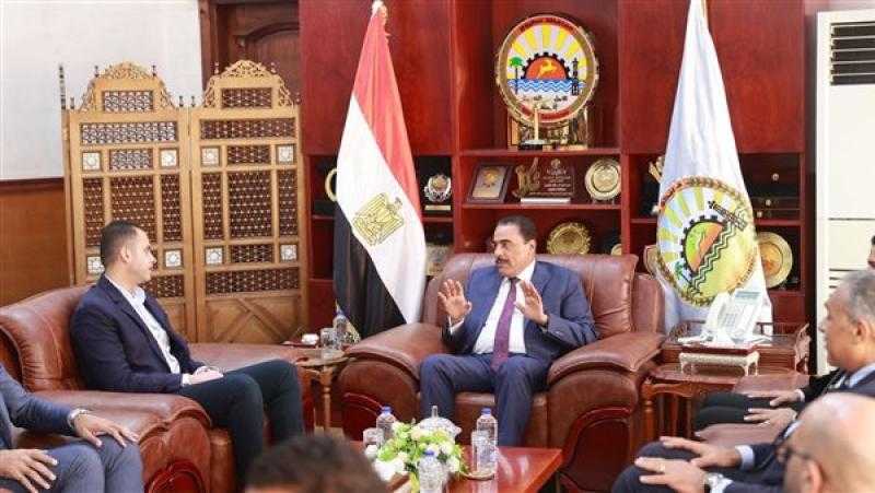 نائب وزير الصحة يبحث مع محافظ مطروح دعم البنية الصحية وتسريع مشروعات التطوير بالمحافظة
