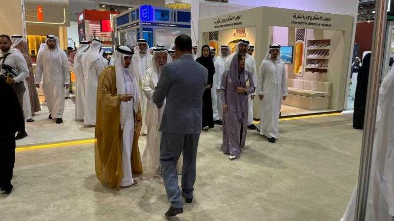 الشيخ سلطان القاسمي يتفقد جناح الهيئة المصرية العامة للكتاب