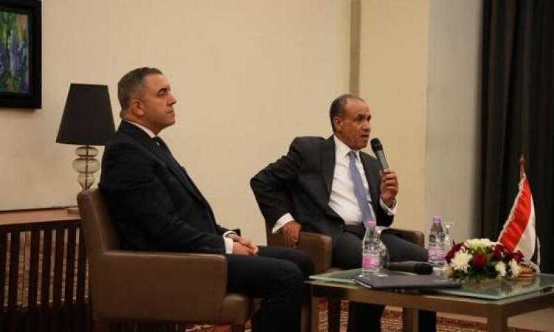 وزير الخارجية يلتقي أعضاء الجالية المصرية في الجزائر