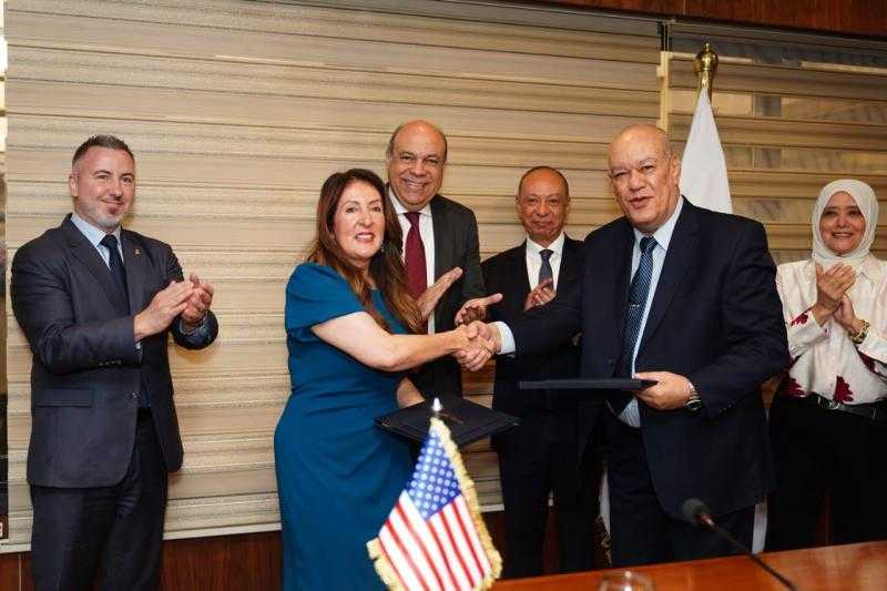 وزير الطيران المدني يشهد توقيع مذكرة تفاهم بين مصر والولايات المتحدة الأمريكية لتعزيز منظومة أمن الطيران بمطار القاهرة الدولي