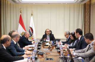 وزير قطاع الأعمال يجتمع بالرؤساء التنفيذيين للشركات القابضة لمتابعة موقف تطبيق نظام ”ERP”