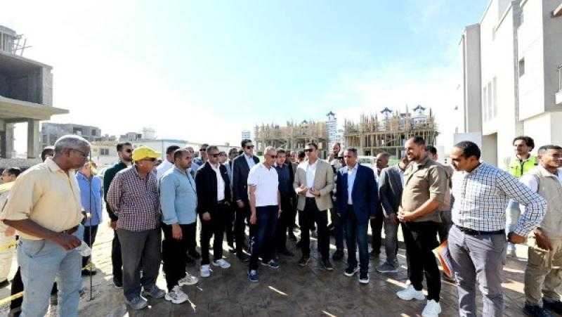 وزير الإسكان يتفقد مشروع ”مارينا ٨” وتطوير الطريق الرئيسي لمدخل مارينا 5