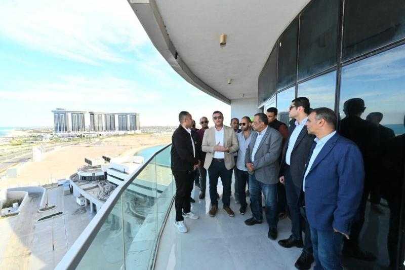 وزير الإسكان يتفقد برج LD08 ضمن الأبراج الشاطئية وكومبوند” مزارين” بمدينة العلمين الجديدة