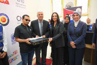 وزيرة التضامن الاجتماعي تسلم جامعة الأقصر الأهلية طابعة... وزيرة التضامن الاجتماعي تسلم جامعة الأقصر الأهلية طابعة ”برايل” لطباعة المناهج بلغة ”برايل”