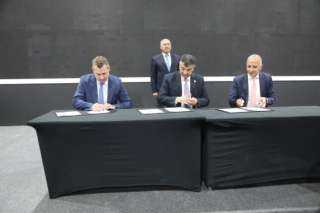 وزير الصناعة يشهد توقيع عقد إدارة وتشغيل شبكة القطار الكهربائى السريع