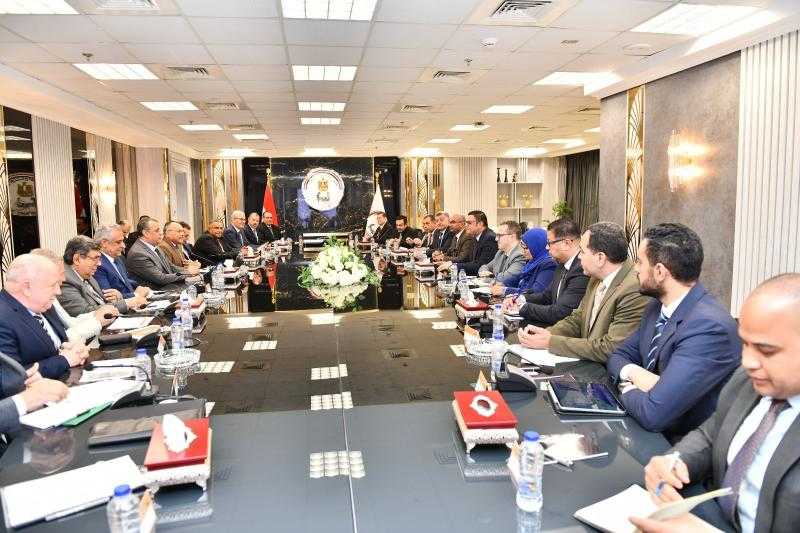 وزيرا ”الإنتاج الحربي” و”الإسكان” يناقشان مستجدات مشروعات المبادرة الرئاسية ”حياة كريمة”