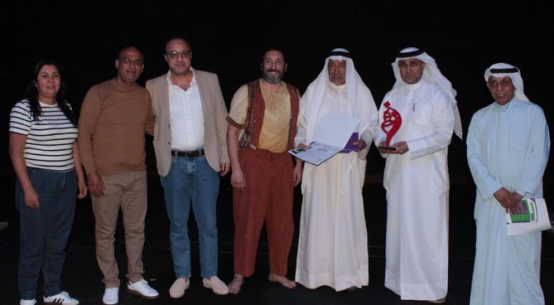 مسرحية ”ماسح الأحذية” تتوَّج بجائزتين في مهرجان الكويت الدولي للمونودراما
