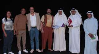 مسرحية ”ماسح الأحذية” تتوَّج بجائزتين في مهرجان الكويت... مسرحية ”ماسح الأحذية” تتوَّج بجائزتين في مهرجان الكويت الدولي للمونودراما