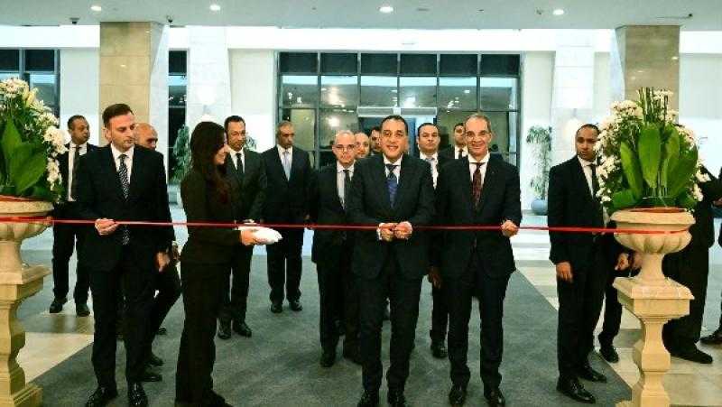 رئيس الوزراء يناقش عددا من خريجى مبادرات وزارة الاتصالات حول مشروعاتهم