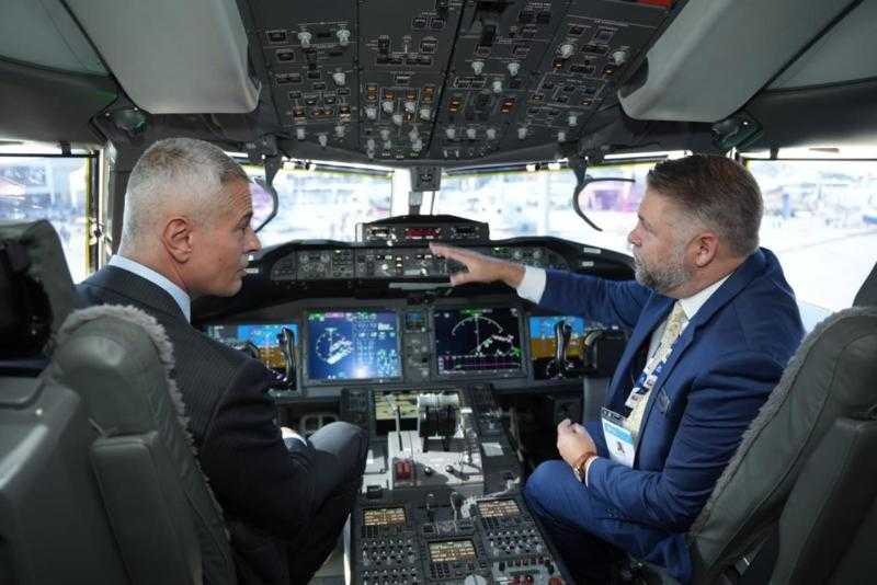 رئيس القابضة لمصر للطيران في زيارة تفقدية لطائرة Boeing 777X  أثناء مشاركتها في العرض الثابت بمعرض دبي للطيران 2025