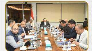 وزير الإسكان يتابع مشروعات المرافق والكهرباء بالمناطق الصناعية بعدد من المدن الجديدة