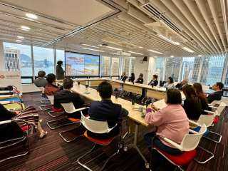 نائب وزير السياحة والآثار تلتقي مع وزيرة الدولة للسياحة والرياضة والثقافة ومسئولي هيئة الاستثمار