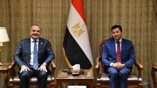 وزير الرياضة في اتصال هاتفي يهنئ الحسيني: أول مصري يتولى رئاسة الاتحاد الدولي للسلاح