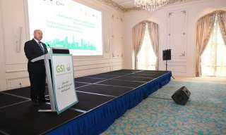 وزير الصناعة والنقل يستعرض خطة التحرك العاجلة لخفض الانبعاثات الكربونية في الصناعة المصرية