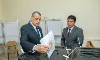 وزير الدولة للإنتاج الحربي يدلي بصوته في انتخابات مجلس النواب 2025