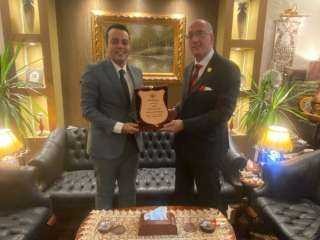 «الصحفيين» تهدي درع النقابة لشركة ميناء القاهرة الجوي تقديراً لتعاونها البنّاء