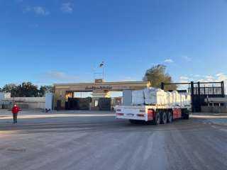 الهلال الأحمر المصري يدفع بـ 10 آلاف طن مساعدات و 90 ألف قطعة ملابس شتوية إلى غزة