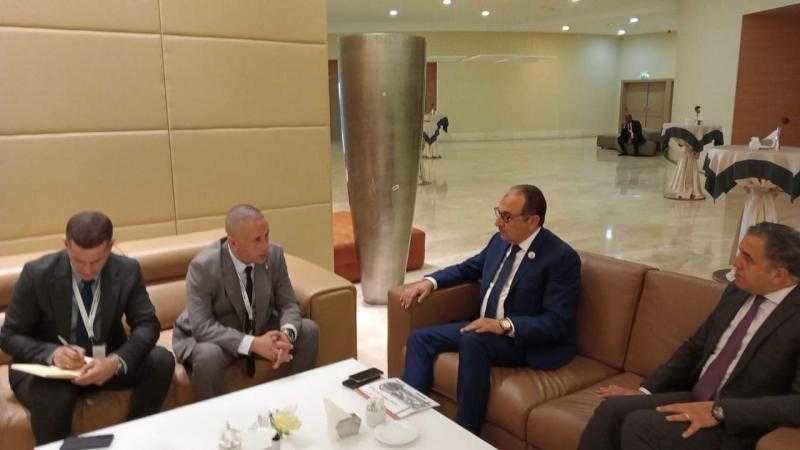 وزير قطاع الأعمال يلتقي المدير العام لمؤسسة تطوير صناعة السيارات في الجزائر لبحث التعاون المشترك