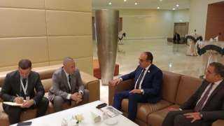 وزير قطاع الأعمال يلتقي المدير العام لمؤسسة تطوير صناعة السيارات في الجزائر لبحث التعاون المشترك